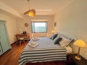 1 habitación, escritorio, tabla de planchar con plancha y cuna de viaje 