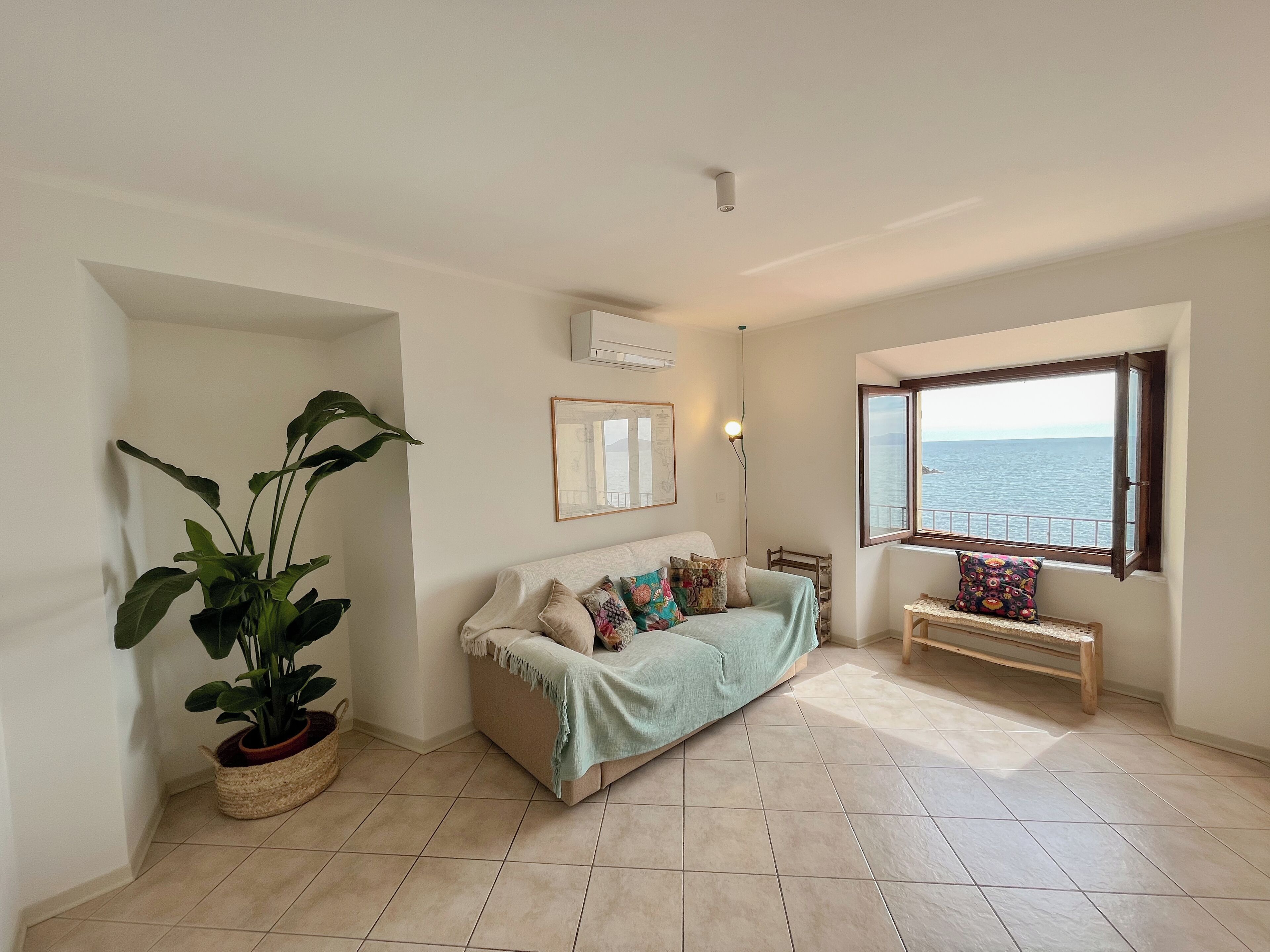 Een smart-tv en boeken