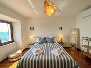 1 bedroom, desk, iron/ironing board, travel crib - To complete (Piombino)