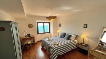 1 camera, una scrivania, ferro/asse da stiro, culla da viaggio