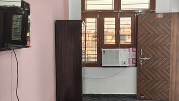 Habitación con 1 cama doble o 2 individuales, vistas a la ciudad | Zona de estar