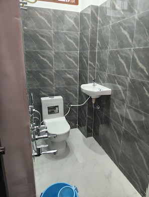 Phòng đôi hoặc 2 giường đơn, quang cảnh thành phố | Phòng tắm