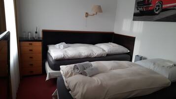 Premium bedding, desk, laptop workspace, free cribs/infant beds