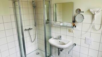 Economy Twin Room, Garden View | Bathroom | Shower, free toiletries, hair dryer, towels