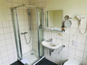 Economy Twin Room, Garden View | Bathroom | Shower, free toiletries, hair dryer, towels