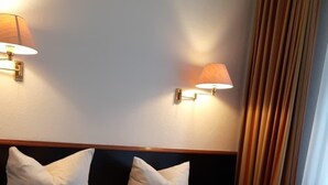 基础三人房, 城市景观 | 高档床上用品、办公桌、笔记本电脑工作区、免费婴儿床