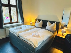 Premium bedding, desk, laptop workspace, free cots/infant beds