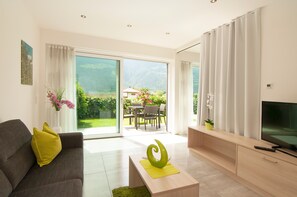 Living area - Apartment "Weinreichhof Hasenöhrl" with Mountain View, Private Terrace & Wi-Fi (Ciardes)