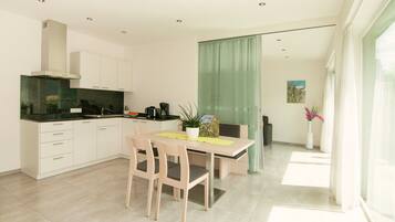 KĂŒhlschrank, Mikrowelle, Herdplatte, GeschirrspĂŒler