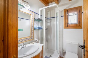 Regadera, amenidades de baño gratuitas, secadora de cabello, toallas 