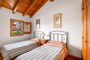 Tabla de planchar con plancha, wifi y ropa de cama 