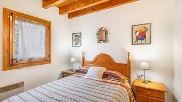 Tabla de planchar con plancha, wifi y ropa de cama