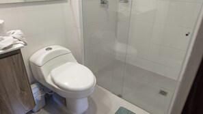 Regadera, bidet, toallas, jabón 