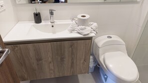 Douche, bidet, serviettes fournies, savon