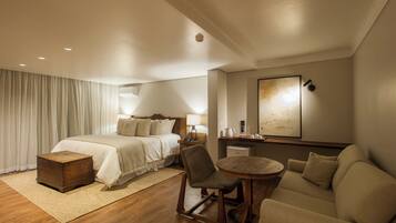 Suite | In-room safe, blackout curtains, soundproofing, iron/ironing board