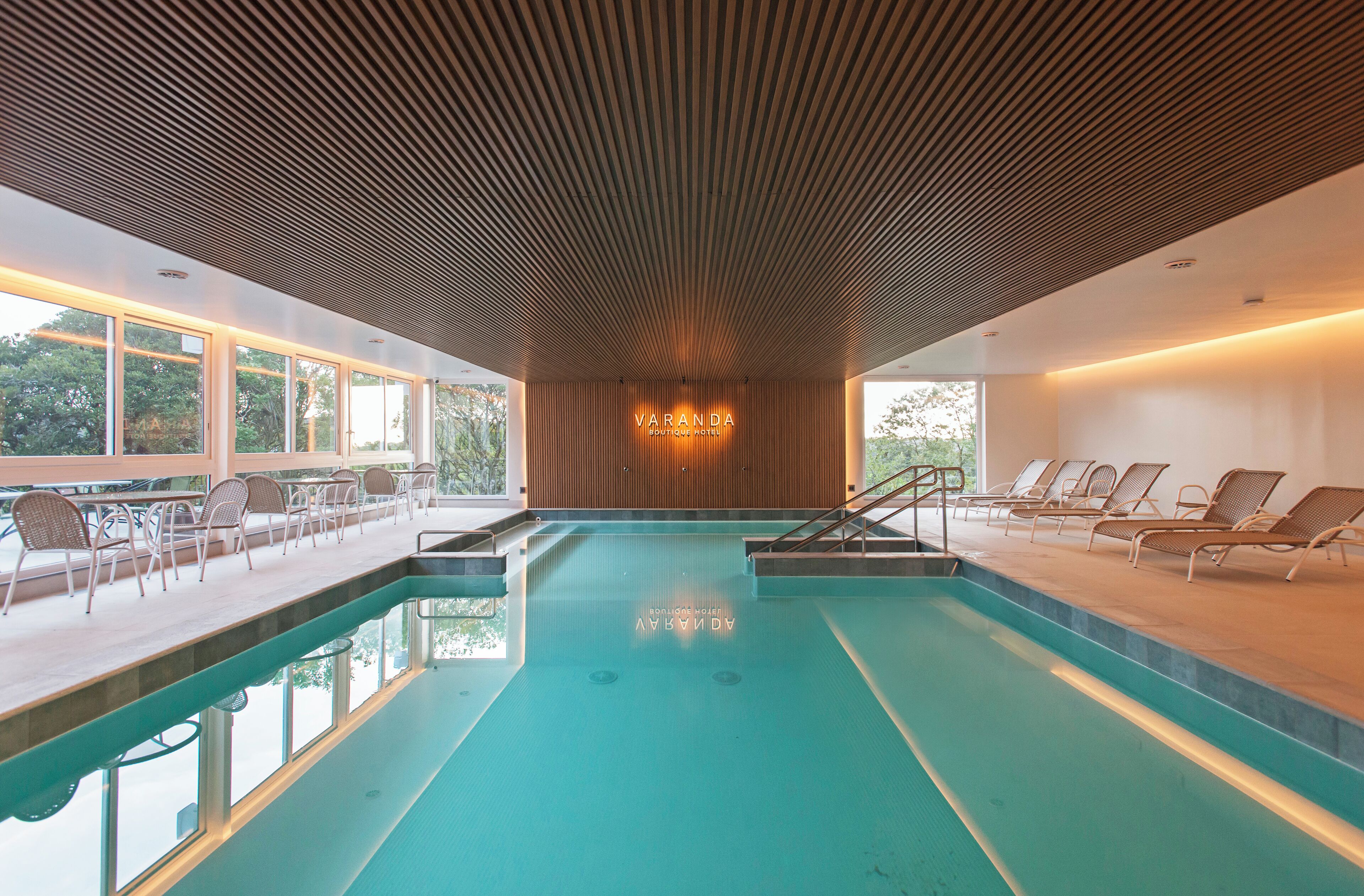 Inomhuspool, öppet 09.00 till 23.00, parasoller och solstolar