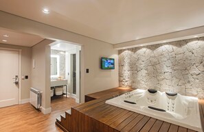 خزنة داخل الغرفة وستائر تعتيم وتجهيزات عازلة للصوت ومكواة/لوح كي