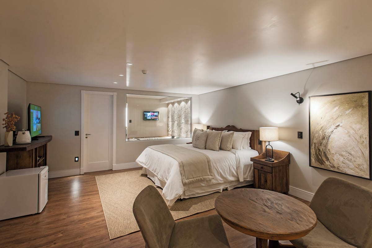 خزنة داخل الغرفة وستائر تعتيم وتجهيزات عازلة للصوت ومكواة/لوح كي