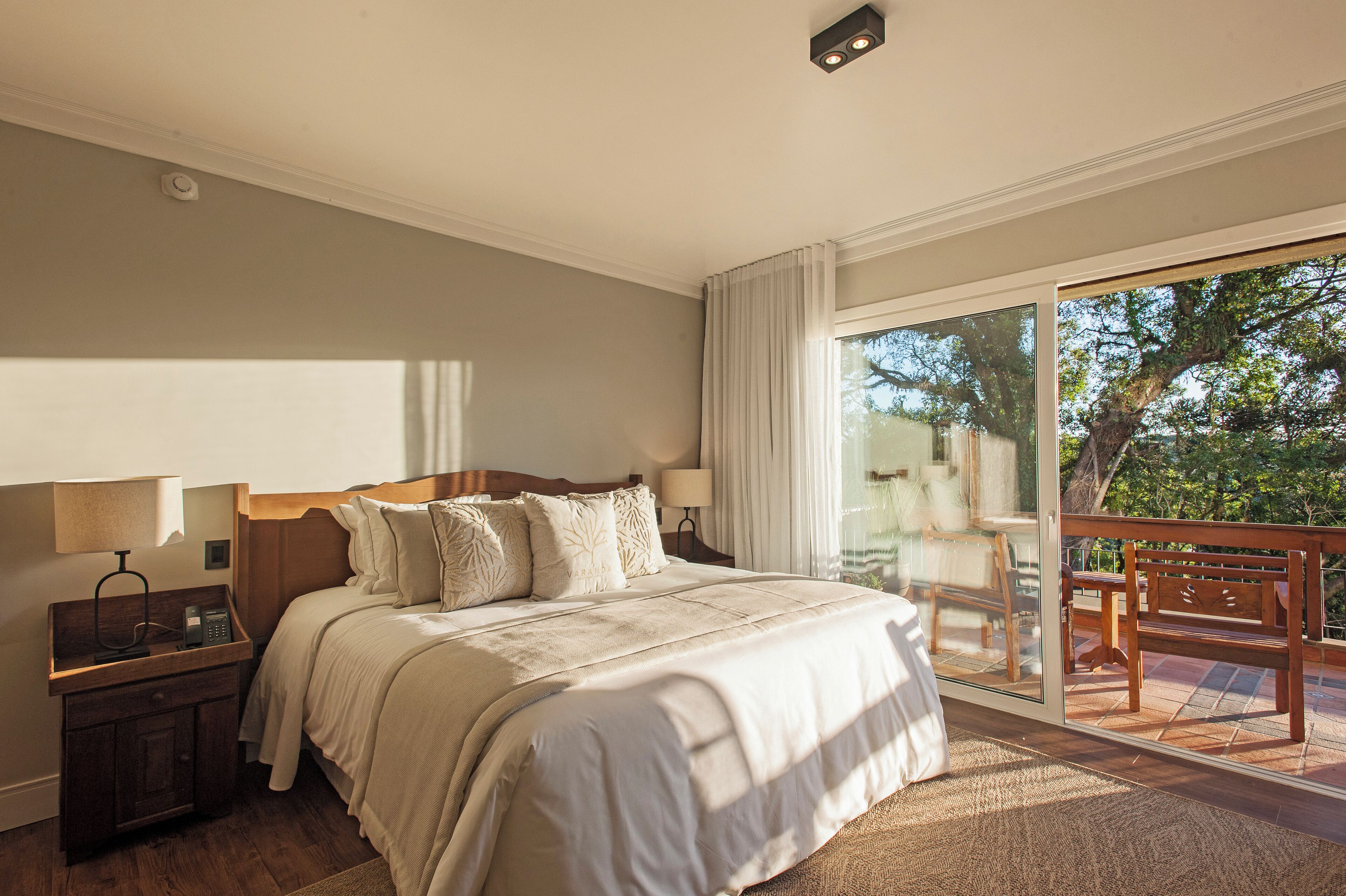 Suíte Superior com Varanda | In-room safe, blackout drapes, soundproofing, iron/ironing board