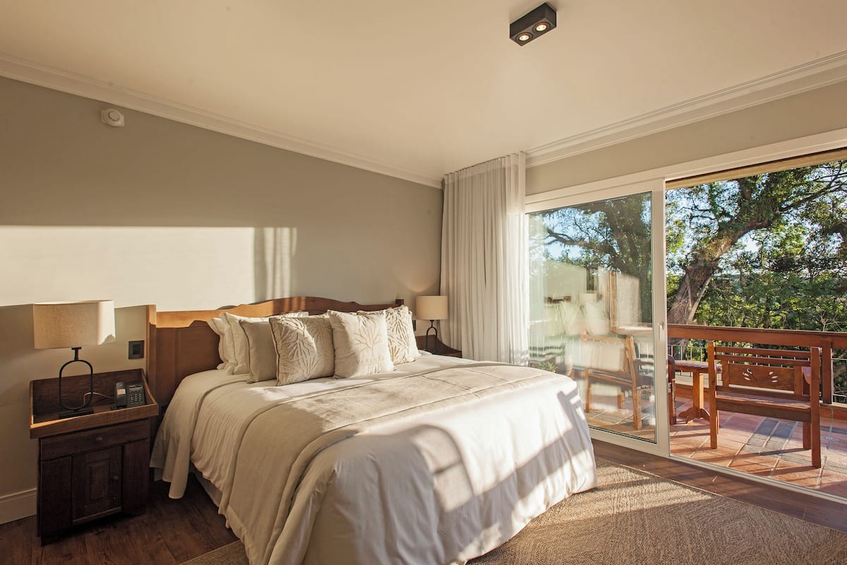 خزنة داخل الغرفة وستائر تعتيم وتجهيزات عازلة للصوت ومكواة/لوح كي