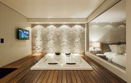 Suíte Premium | In-room safe, blackout drapes, soundproofing, iron/ironing board