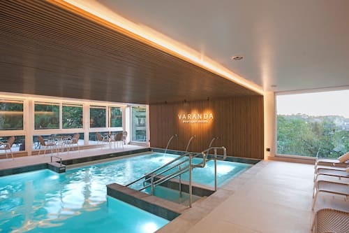 Piscina interna, funciona das 9h às 23h, guarda-sóis, espreguiçadeiras