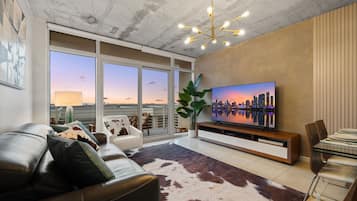 Luxury Condo, 1 King Bed with Sofa bed, Pets Allowed | Living area