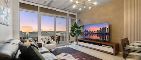 Condo luxueux, 1 trÚs grand lit et 1 canapé-lit, animaux de compagnie acceptés | Aire de séjour