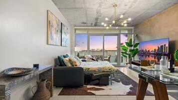 Luxury Condo, 1 King Bed with Sofa bed, Pets Allowed | Living area