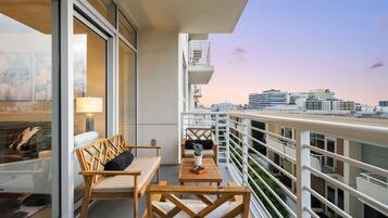 Luxury Condo, 1 King Bed with Sofa bed, Pets Allowed | Balcony
