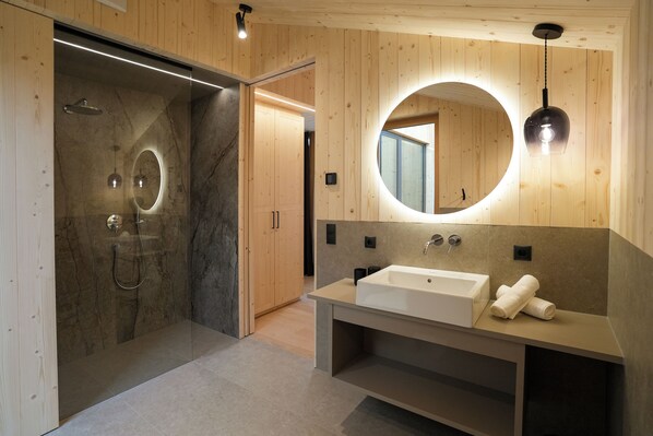Shower, hair dryer, bidet, towels
