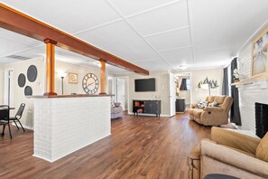 TV - Peaceful 3BR Lakefront Cottage with Slip Included (Buchanan)