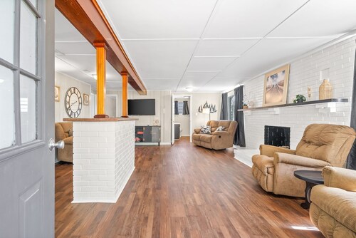 Peaceful 3BR Lakefront Cottage with Slip Included