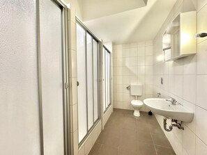 Shower, towels, soap, shampoo - Casa Heusenstamm (Heusenstamm)