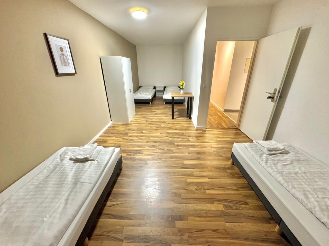 Escritorio y espacio para trabajar con laptop 