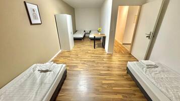 Schreibtisch, laptopgeeigneter Arbeitsplatz, Bügeleisen/Bügelbrett