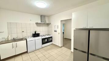 電冰箱、微波爐、烤箱、爐台