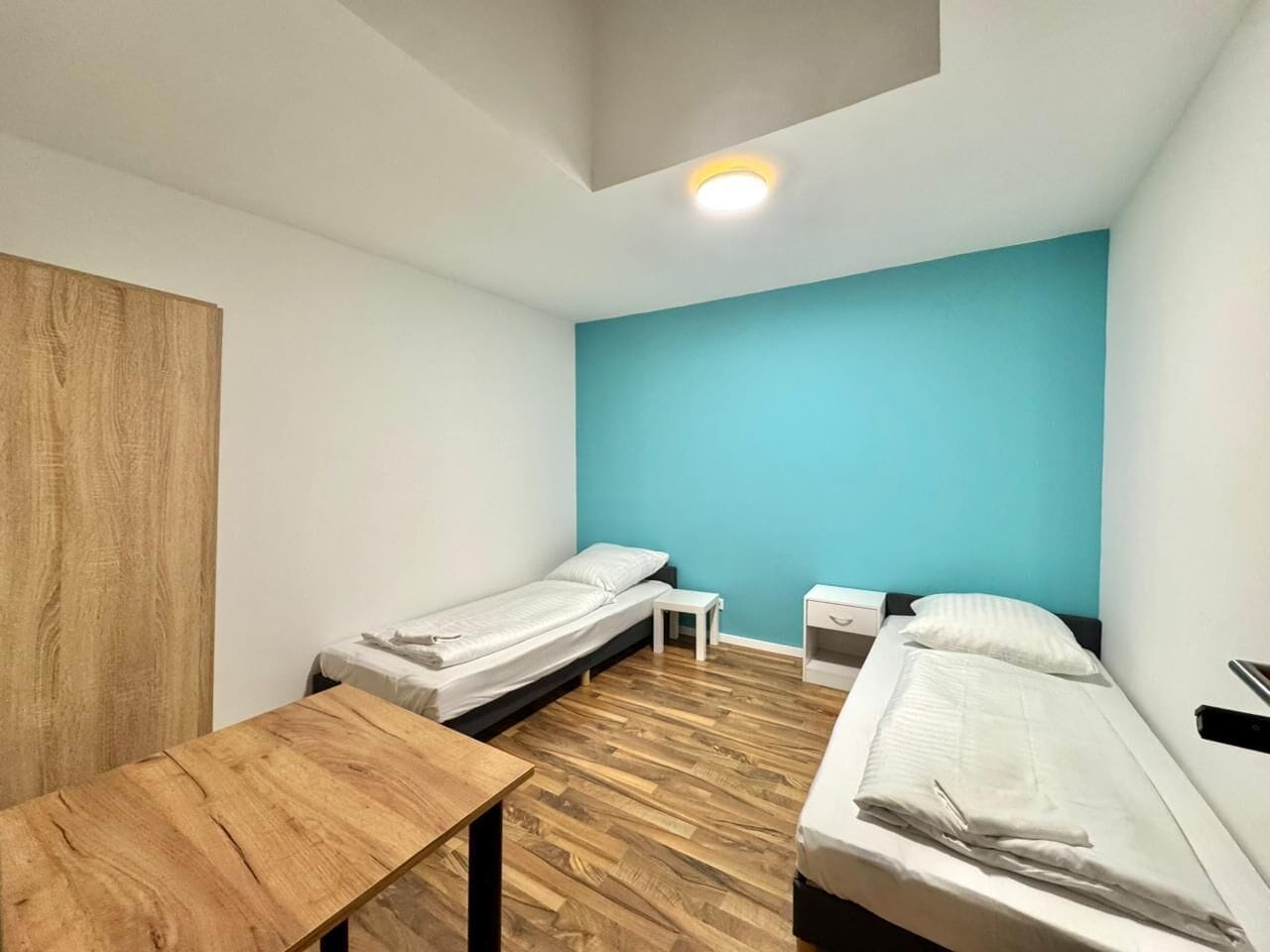 Escritorio y espacio para trabajar con laptop 