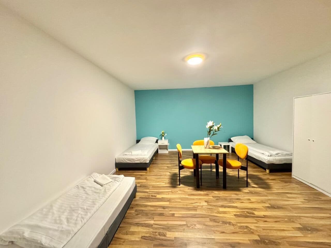 Escritorio y espacio para trabajar con laptop 