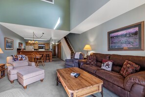 TV, fireplace - Steps to the lifts - Slopeside Keystone Condo! (Keystone)