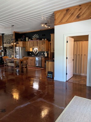 Interior - Maker’s Mark Walkable Stay, Wagon Wheel Barndominium (Lebanon)
