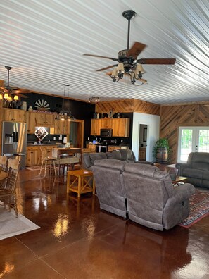 Smart TV, DVD player, books - Maker’s Mark Walkable Stay, Wagon Wheel Barndominium (Lebanon)