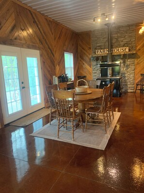 Dining - Maker’s Mark Walkable Stay, Wagon Wheel Barndominium (Lebanon)