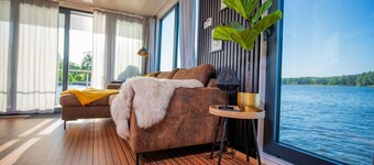 Waterfront Romance on a Houseboat: Miami Woma D13 – Your Floating Paradise!