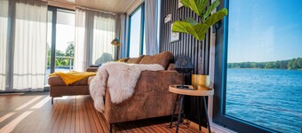 Waterfront Romance on a Houseboat: Miami Woma D13 – Your Floating Paradise!