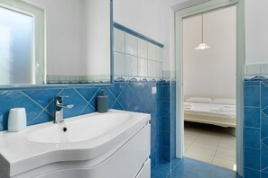 Douche, sèche-cheveux, serviettes fournies