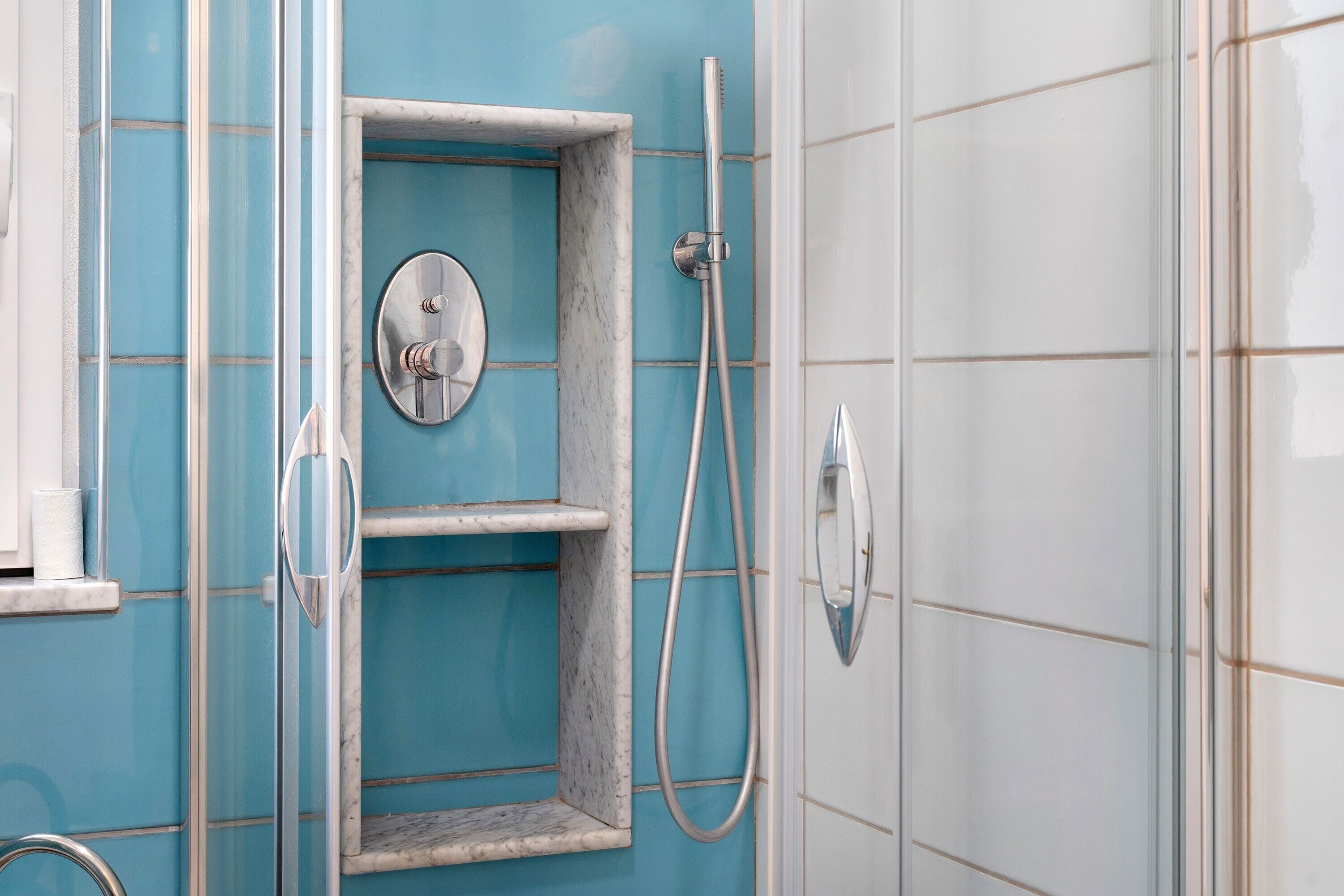 Een douche, een haardroger, handdoeken