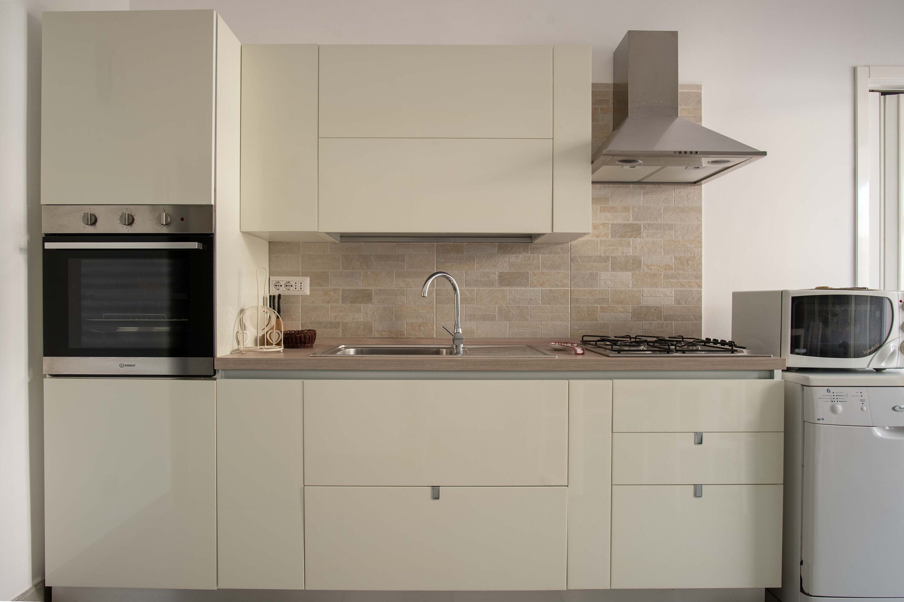 Frigorifero, microonde, forno, piano cottura