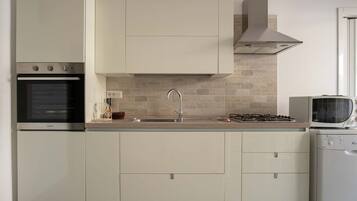 Een koelkast, een magnetron, een oven, een kookplaat