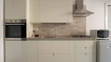 Frigorifero, microonde, forno, piano cottura